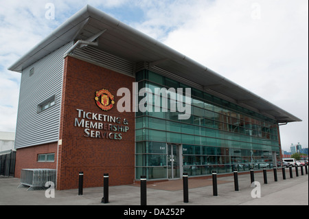 El ticketing y servicios para socios de el edificio de oficinas de la sede del club de fútbol Manchester United (uso Editorial solamente).