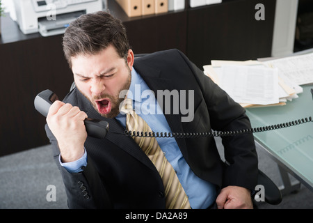 Retrato del hombre gritando en el teléfono Foto de stock