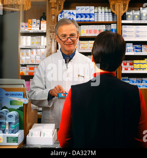 Farmacéutico con cliente, Francia Foto de stock