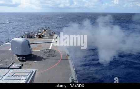 El misil guiado por el destructor USS Fitzgerald (DDG 62) incendios su MK-45 de 5 pulgadas/.54 calibre Pistola ligera durante un ejercicio de fuego vivo durante la cooperación a flote la disposición y Formación (quilate) Filipinas 2013. Más de 600 marineros y Marines son participar Foto de stock