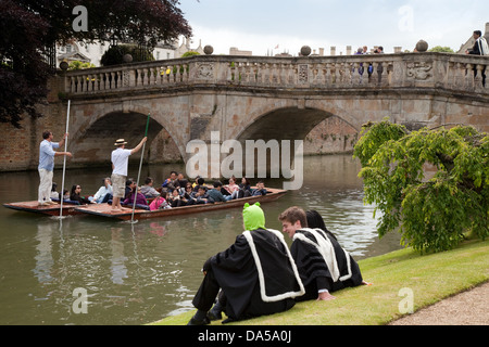El día de graduación de la Universidad de Cambridge; graduados viendo remar por el río Cam en el día de graduación, Cambridge, Inglaterra Foto de stock