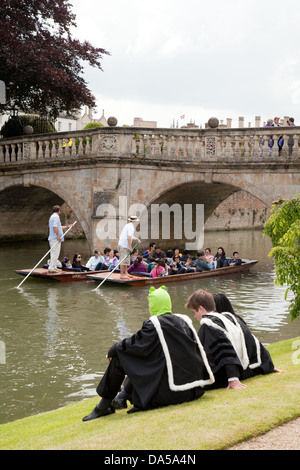Graduados viendo remar por el río Cam en el día de graduación, Universidad de Cambridge, Inglaterra Foto de stock