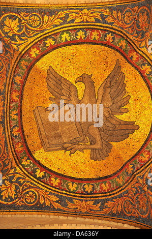 Magnífico mosaico dorado de un águila con la biblia, simbolizando el evangelista Juan desde la basílica de San Marcos, en Venecia, Italia Foto de stock