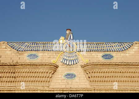 Símbolo Fravahar encima de la entrada del templo de fuego Ateshkadeh o zoroástrica, Yazd, en el centro de Irán