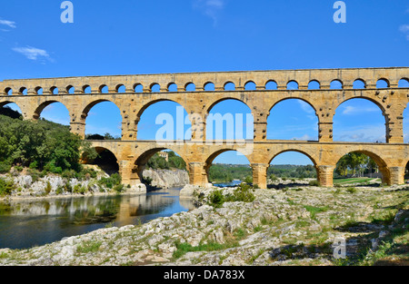 El Pont du Gard acueducto romano antiguo puente cruza el río Gardon Remoulins, al sur de Francia. Patrimonio de la humanidad Foto de stock