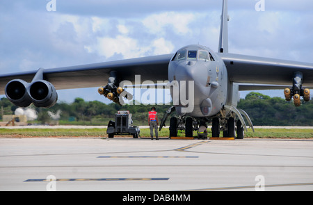 Aviadores de la 36ª Escuadrilla de mantenimiento de aeronaves expedicionaria preparar un B-52 Stratofortress para su lanzamiento el 2 de julio de 2013, sobre la base Andersen de la Fuerza Aérea, Guam, flightline. Los miembros de la 36ª EAMXS están desplegados desde la base de la Fuerza Aérea Minot, N.D., provi Foto de stock