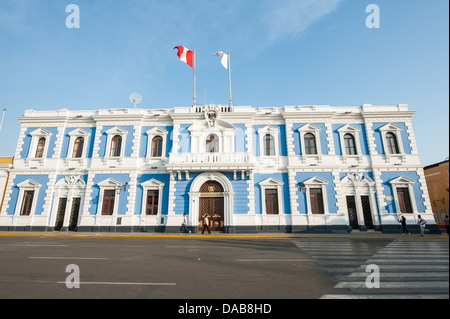 Oficinas Municipales ornamentado edificio de arquitectura colonial española, frente a la Plaza de Armas, Trujillo, Perú. Foto de stock