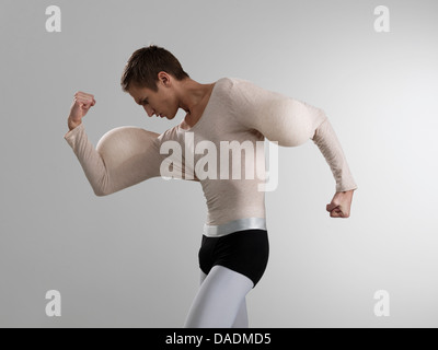 Hombre flexionando los músculos con globos en mangas