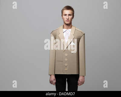 Hombre vestido con chaqueta hecha de cartón corrugado