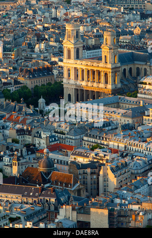 Ajuste la luz solar a través de Eglise Saint Sulpice y los edificios de París Francia Foto de stock