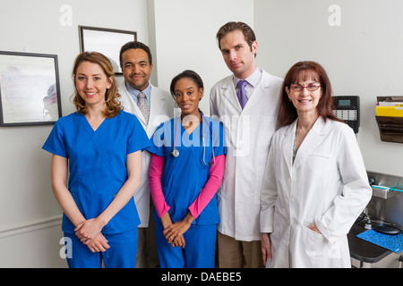Los profesionales médicos juntos en el hospital, Retrato