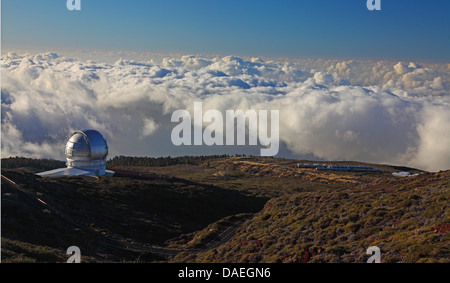 Los observatorios del Roque de Los Muchachos de la montaña por encima de la capa de nubes, de las Islas Canarias, La Palma, Puntagorda Foto de stock