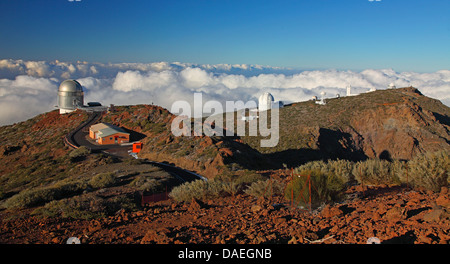Los observatorios del Roque de Los Muchachos de la montaña por encima de la capa de nubes, de las Islas Canarias, La Palma, Puntagorda Foto de stock