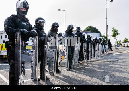 Belfast, Irlanda del Norte, 12 de julio de 2013 - PSNI agentes antidisturbios bloquean la Crumlin Road. Crédito: Stephen Barnes/Alamy Live News Foto de stock