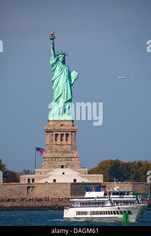 La estatua de la libertad con la excursión en barco en frente visto desde el Ferry de Staten Island, EE.UU., en Nueva York (estado), Staten Island, Nueva York Foto de stock