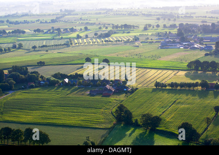 Vista aérea de la zona agrícola con campos, praderas y setos en primavera, Bélgica, Kempen Foto de stock