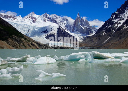 Cerro Torre y Laguna Torre con pequeños icebergs flotantes; también Cerro Grande, Cerro Doblado, Cerro Adela, Chile, Patagonia, Parque Nacional Los Glaciares, El Chalten