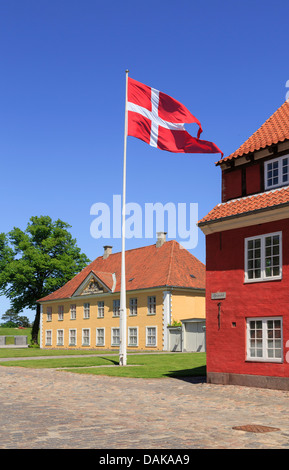 Bandera danesa por cuarteles y Comandante de la casa de Kastellet o Ciudadela fortificada Frederikshavn en Copenhague, Zelanda, Dinamarca Foto de stock