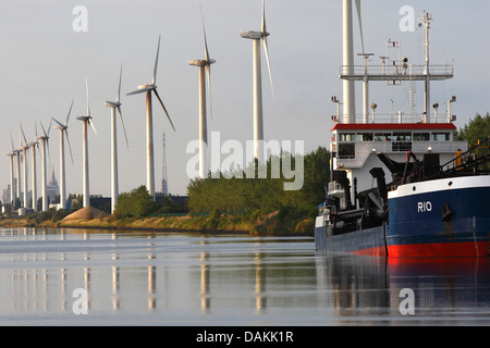 Ruedas de viento a lo largo de un canal, Bélgica, Zeebrugge Foto de stock