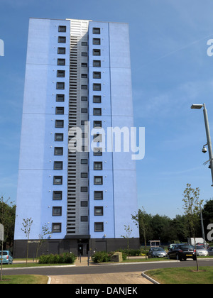 Grandes bloques de torre ciudad residencial de West Midlands cerca de Wolverhampton Inglaterra - pintados de azul y verde azulado Foto de stock