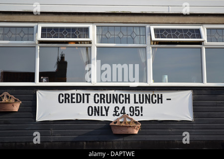 Credit Crunch almuerzo firmar en el exterior del pub, Wells-next-la-mar, Norfolk, Inglaterra. Foto de stock