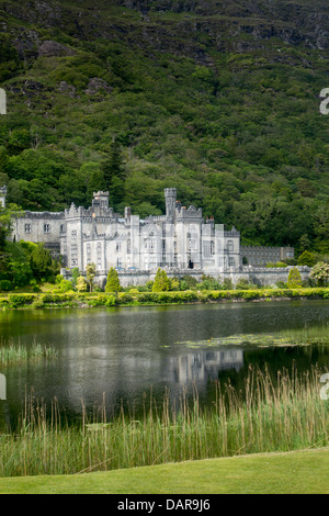 La abadía de Kylemore casa refleja en verano en el lago de Connemara, Condado de Galway, Irlanda, la República de Irlanda Foto de stock