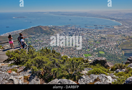 Los turistas en el mirador de la Montaña de la Mesa en Ciudad del Cabo, Western Cape, Sudáfrica