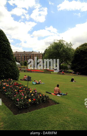 Botanic Gardens, Glasgow, Escocia, Reino Unido. El 18 de julio de 2013. La gente continuó disfrutando del buen clima de diversas maneras. Paul Stewart / Alamy Noticias Foto de stock