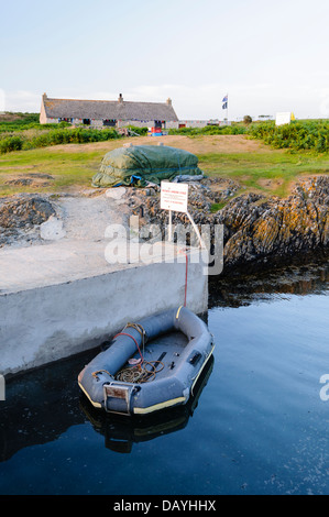 Lúgubre, atados a un embarcadero privado en la isla Copeland, Irlanda del Norte Foto de stock