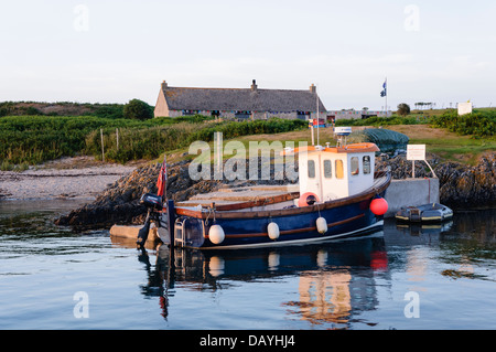 Barco amarrado a un embarcadero privado en la isla Copeland, Irlanda del Norte Foto de stock