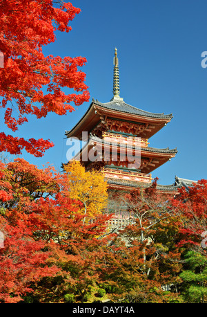 Kiyomizu-dera pagoda con colores de otoño en Kyoto, Japón.