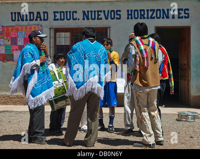 Músicos indígenas Quechuas en pueblo cerca de San Antonio de Lípez, Andes, Bolivia, América del Sur Foto de stock