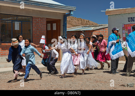 Los niños indígenas quechuas bailando en el pueblo cerca de San Antonio de Lípez, Andes, Bolivia, América del Sur Foto de stock