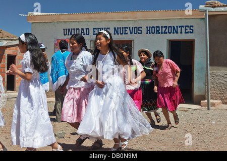 Los niños indígenas quechuas bailando en el pueblo cerca de San Antonio de Lípez, Andes, Bolivia, América del Sur Foto de stock