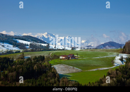 Granja alpina y Großer Priel cubiertos de nieve, montaña más alta de la cordillera de Austria Totes Gebirge en primavera, Alta Austria Foto de stock