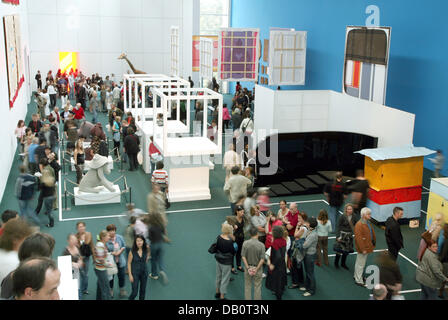 La gente de la Documenta 12 en su fin de semana de clausura en Kassel, Alemania, el 22 de septiembre de 2007. La exposición de arte se cierra con un récord de 750.000 visitantes. Foto: Uwe Zucchi