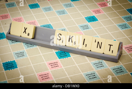 Skint expuestas con letras de Scrabble.