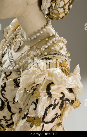 Detalle del hombro y la joyería de maniquí en traje Vestido de papel Foto de stock