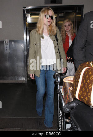 Photo : Elle Fanning à l'aéroport LAX de Los Angeles, porte un