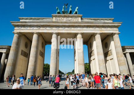 Muchos turistas en la Puerta de Brandenburgo en Berlín, Alemania