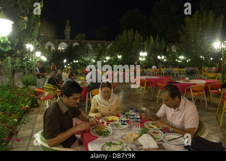 Los iraníes de comer en el Hotel Abbasi, Isfahan, Irán, después de romper su ayuno durante el mes de ayuno de Ramadán Foto de stock