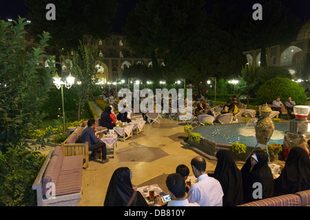 Los iraníes de comer en el Hotel Abbasi, Isfahan, Irán, después de romper su ayuno durante el mes de ayuno de Ramadán Foto de stock