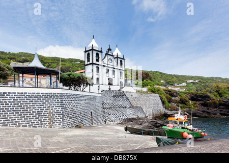 Iglesia de São Sebastião, en el puerto pesquero de Calheta de Nesquim, Pico Island, Azores Foto de stock