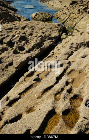 Coastal rocas esculpidas por el mar y el viento Foto de stock