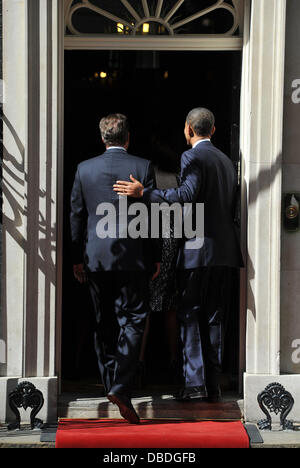 El presidente estadounidense, Barack Obama, llega al número 10 de Downing Street con su esposa Michelle, saludado por el Primer Ministro David Cameron y su esposa Samantha. Londres, Inglaterra - 24.05.11 Foto de stock