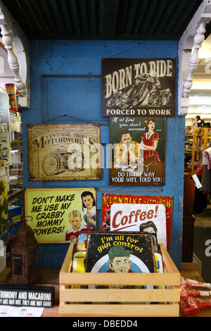 Señales de publicidad de metal a la antigua moda para la venta en la tienda de antigüedades, Oakland, Maryland, Estados Unidos de América Foto de stock