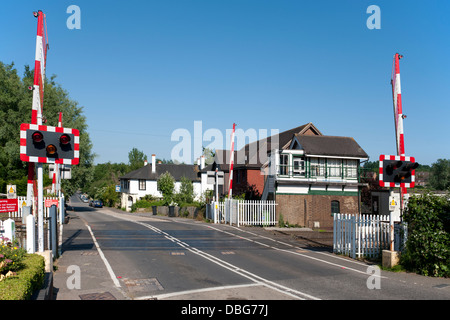 Cruce y carretera ferrocarril Robertsbridge signalbox, East Sussex, Reino Unido