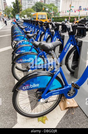 Una fila de Citi de bicicletas en la Ciudad de Nueva York Foto de stock