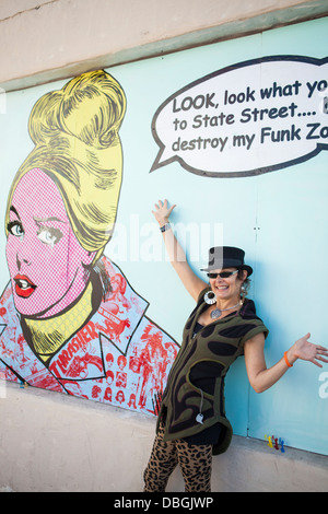 Laura tintas y obra por el artista Wallace, artistas haciendo una escena callejera mural, la zona de Funk, en Santa Bárbara, California Foto de stock