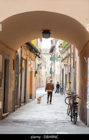 Calle lateral de Corso Italia, Pisa, Italia; Europa Foto de stock